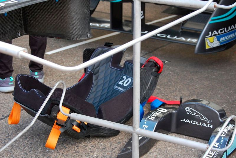 Passgenau für jeden einzelnen Fahrer: Die Sitzschale und das HANS-System (Head and Neck Support) von Jaguar-Pilot Mitch Evans. (Benjamin Kirchbeck)