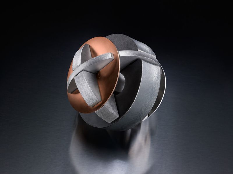 Ein alter Bekannter: Per Brightline fiber geschnittene unterschiedliche Metallkomponenten, die zu einem interessanten Briefbeschwerer kombiniert wurden. (Bild: Trumpf)