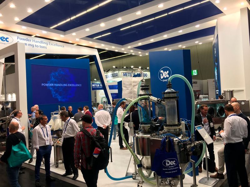 Fachbesucher bekommen auf der Powtech einen umfassenden Überblick zum aktuellen Stand der Pulver-, Granulat- und Schüttguttechnologien. Auf der Powtech 2019 präsentieren Aussteller ihre Weiterentwicklungen zu mechanischen Prozessen wie Zerkleinern, Agglomerieren, Trennen, Sieben, Mischen, Lagern und Fördern. Aber auch übergeordnete Themen wie Explosionsschutz, Hygienic Design und High Containment spielen eine zentrale Rolle. (Bild: Kielburger / PROCESS)