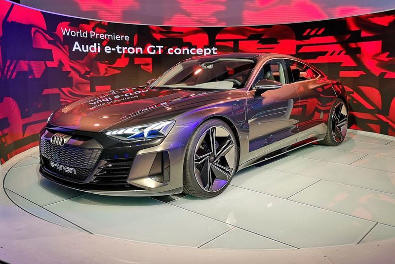 Der viertürige Elektro-Sportler Audi E-Tron GT ist optisch auf jeden Fall ein Gewinn, kommt aber erst in zwei Jahren. (Audi)