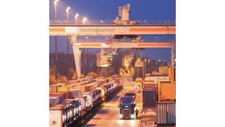 Terminal Leipzig-Wahren am Abend. Seit dem 1. Juli 2017 bietet die Deutsche Umschlaggesellschaft Schiene – Straße mbH (DUSS) dort einen zusätzlichen entgeltfreien Abstelltag im Empfang. (Kombiverkehr)