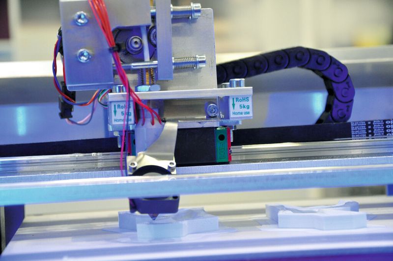 Beim 3D-Druck wird pulverförmiges, geschmolzenes oder flüssiges Material schichtenweise aufeinander aufgebaut und ausgehärtet. Auf diese Weise entstehen dreidimensionale Objekte. (Bild: Isenburg)