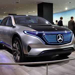 Noch in dieser Dekade soll das erste EQ Serienmodell im SUV-Segment starten. Sukzessiv sollen die EQ-Modelle die Modellpalette von Mercedes ergänzen.