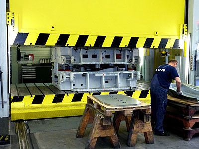 Und wieder einmal wird eine Platine zu einem Umformteil. (Archiv: Vogel Business Media)