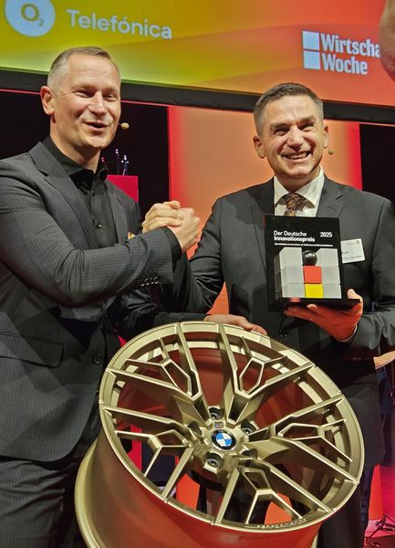 Auszeichnung: Ralf Bux (rechts), Geschäftsführer von Entec-Stracon, bei der Ehrung mit dem Deutschen Innovationspreis 2025 und der Gratulation von Mike Seidel, Projektleiter Radentwicklung der BMW Group. (Bild:  Entec-Stracon )