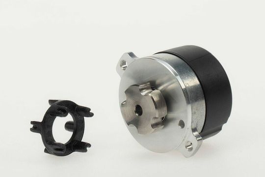 Der Absolutwertgeber Acuro AD37 von Hengstler lässt sich über die integrierte Countex-Kupplungsnabe spielfrei an jede Welle anbinden.(Bild:  Hengstler GmbH)