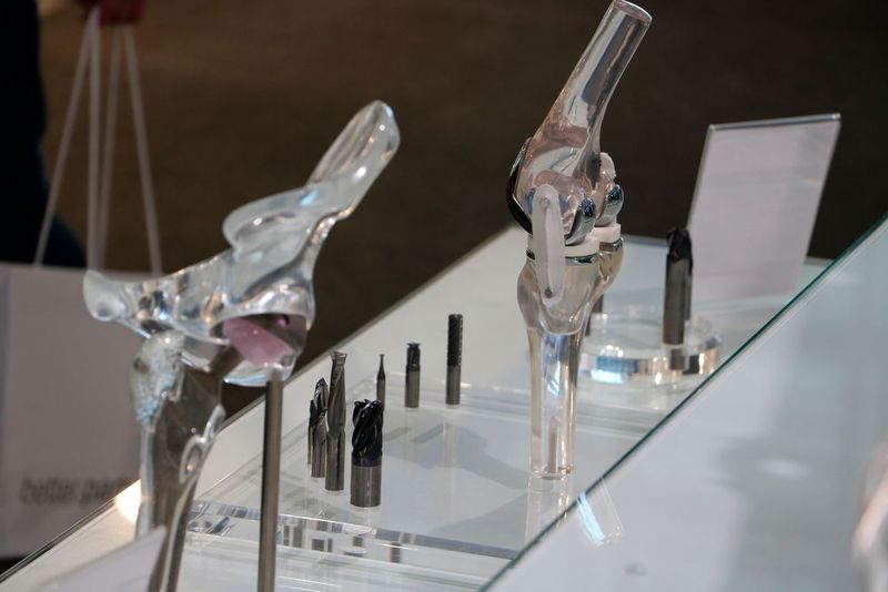 LMT Tools in Hall 4 has presented various tools for a wide range of machining tasks. Here you can see a range of tools for the areas of artificial knee and hip joints. (Gillhuber)
