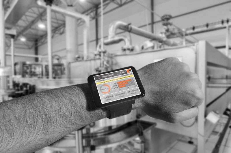 Tragbar und informativ: Auf der Smart Watch kann man alle Daten in Echtzeit einsehen. (ifp Software)