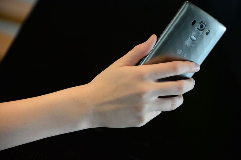 Das LG G4s wiegt 139,4 Gramm. (Bild: LG)