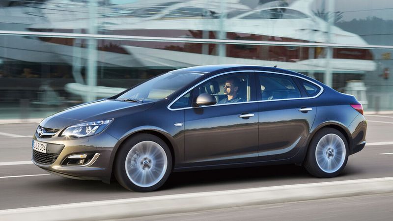 Der Astra (J) ist ab September 2012 auch als Stufenhecklimousine lieferbar. (Bild: Opel)