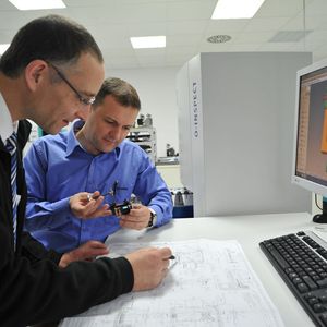 Im Messraum muss es schnell und präzise zugehen. Teamleiter Mathias Schlegel (links) und sein Kollege werden dabei durch mehrere Zeiss-Messgeräte unterstützt.