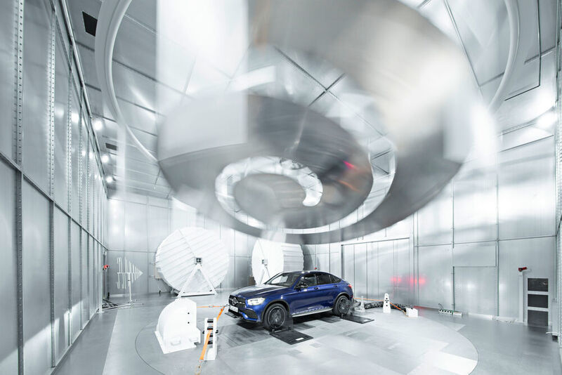In der sogenannten Modenverwirbelungskammer lassen sich Störfestigkeitsmessungen durchführen und gerade auch automatisiert fahrende Fahrzeuge auf ihre EMV-Störfestigkeit testen. (Daimler)