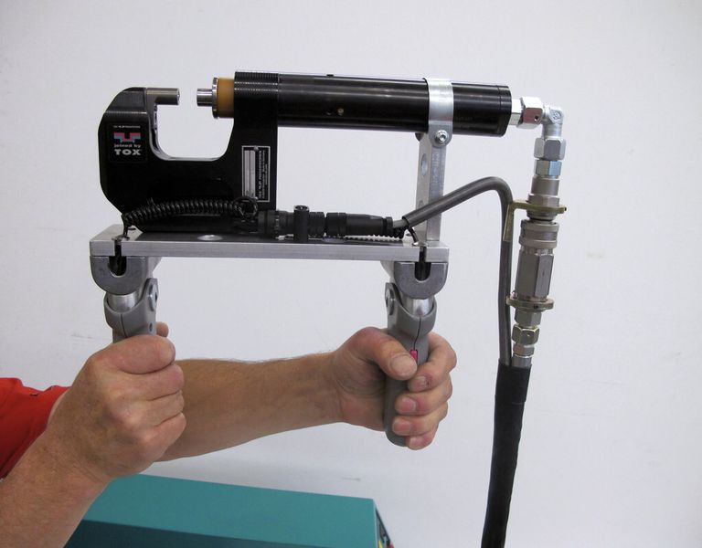 Das einfache Zangen-Handling setzt Tox-Rund-Punkte mit einem Durchmesser von 8 mm und verbindet somit Blechsegmente mit jeweils 2,5 mm Dicke. (Bild: Tox Pressotechnik)