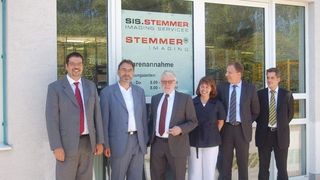 Dr. Herbert Kränzlein (2.v.l.) mit Firmengründer Wilhelm Stemmer (3.v.l.), Harald Rutzki (2.v.r) und Victor Stern (rechts) von UPS sowie den zuständigen Bereichsleitern bei der Eröffnung des neuen Logistik-Zentrums. (Archiv: Vogel Business Media)