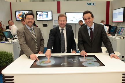 Immer gut am Drücker Ingram-Micro-Chefs (v.l.) Robert Beck, Gerhard Schulz und Marcus Adä. (Archiv: Vogel Business Media)