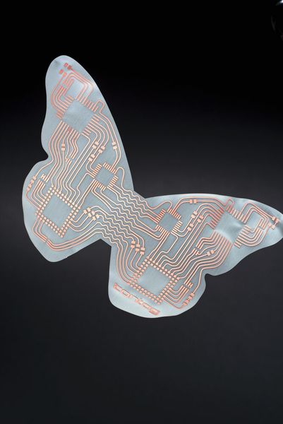 Bild 1: Die Aufnahme zeigt die dehnbare Leiterplatte mit den Kupferstrukturen vor der Vergoldung. (Bild: Andreas Schwarz / contag)