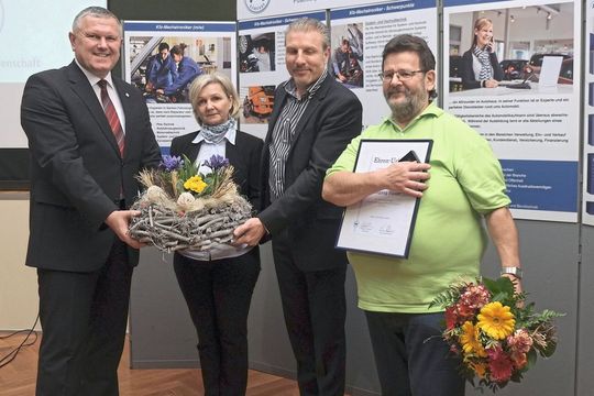 Ausgezeichnet: (v. li.) Geschäftsführer Stefan Haase, Kerstin Guse (langjährige Mitarbeiterin), Obermeister Andreas Jokisch und Wolfgang Hauer (silberne Ehrennadel des Kfz-Gewerbes Thüringen). (Bild:  Zietz/»kfz-betrieb«)