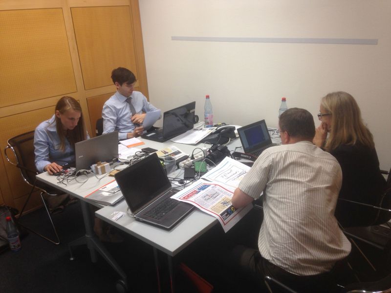 Hinter den Kulissen von Achema-TV und der Achema-DailyNach einer kurzen Pause ging es dann aber natürlich wieder wie gewohnt an die Arbeit. So eine Messezeitung schreibt sich ja nunmal nicht von alleine. (Bild: PROCESS)