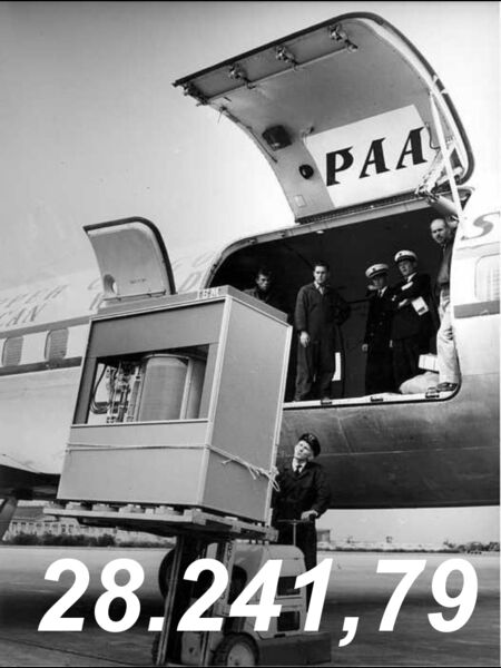 $ Miete/Monat kostete der RAMAC 350, eine 4,375 MB-Festplatte im Jahre 1956. Sie wog 1 t und hatte die Größe einer Fahrstuhlkabine. 1 MB Speicherplatz kostete rund 6500$ Miete. Kaufen war unerschwinglich. Bis 2016 fiel der Kaufpreis für 1 MB auf angenehme 0,00004 Euro Cent. (Bild: IBM)