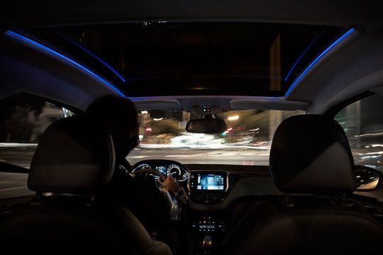 Licht-Design im Innenraum: Optionale blaue Leuchtdioden umranden das je nach Version lieferbare Panorama-Glasdach.  (Foto: Peugeot)