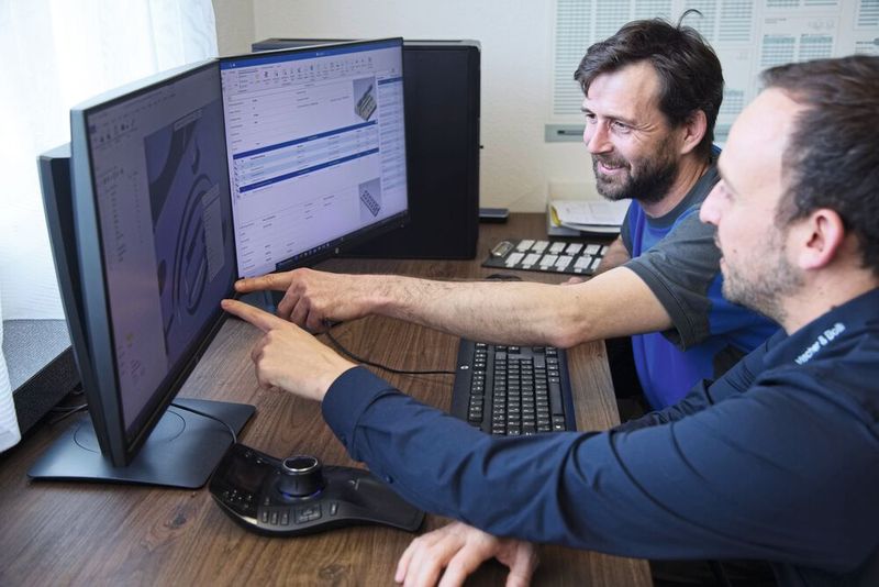 Tobias Bachmann und Prisco Schönbächler haben im Rahmen der CAM-Programmierung sehr eng kooperiert, wobei der operative Anteil bei Vischer & Bolli respektive T. Bachmann lag. Prisco Schönbächler nahm Optimierungen vor, teilweise im CAM oder direkt an der CNC-Steuerung. (Bild: Matthias Böhm)