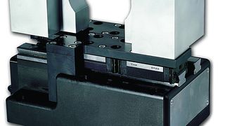 Bild 1: Mit elektrischen Greifern (links) sowie Schwenk- und Drehmodulen lassen sich beliebige Positionen schnell anfahren. (Sommer-automatic)