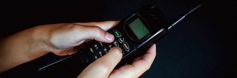 Bevor Smartphones und mit ihnen Messenger-Apps im großen Stil den Markt eroberten, waren Handys wie dieses verbreitet – SMS konnte man damit bereits versenden.(Bild:  gemeinfrei /  Pixabay)