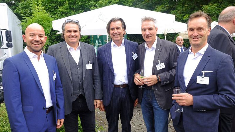 Im Gespräch: (v. l.) Benjamin Jakob, Autohaus Jakob GmbH, Siegbert Zeh, Ulrich Mehling, Wolfgang Michel, Vogel Communications Goup, Ralf Koke, Loco-Soft.  (Bild: Zietz/»kfz-betrieb«)