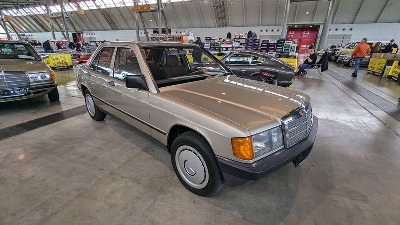 Traditionell in Stuttgart reichlich vertreten waren Modelle aus dem Hause Mercedes-Benz, die zum Verkauf angeboten wurden. (Bild: Dominsky – VCG)