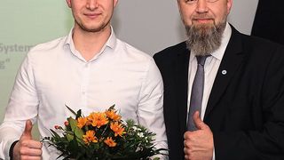 Im Rahmen der Mitgliederversammlung gratulierte Obermeister Martin Krohn (re.) Timo Deltschaft zum dritten Platz beim Bundesleistungswettbewerb. (Zietz/»kfz-betrieb«)