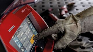 Intuitiv zu bedienenden ist das Touch-Display der i-Wave von Fronius, was  auch mit Handschuhen kein Problem darstellt. (Bild: Fronius)