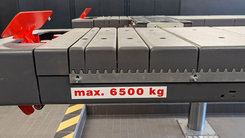 Die Fahrwerksmessbühne für Transporter ist für Gesamtmassen bis 6,5 Tonnen ausgelegt. So können auch Spezialfahrzeuge mit schweren Einbauten oder Wohnmobile vermessen werden.  (Bild: Rosenow – VCG)