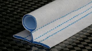 Mit der neuen Harzleitung Blade Runner bietet DD-Compound eine weitere Innovation für die Vakuuminfusion. Diese patentierte Entwicklung hilft dabei, eine höhere Bauteilqualität mit einer perfekten Oberfläche zu erreichen. Dabei spare er auch noch Arbeitszeit ein. (Bild: DD-Compound)