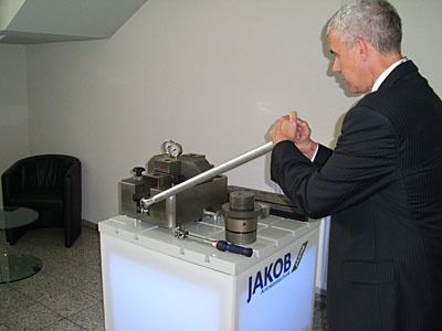 In den Pausen ist Zeit für Studien in Sachen innovativer Spanntechnik:  Klaus Reus von Jakob zeigt, wie eine mechanische Kraftspannspindel funktioniert.   Erstmal Vorspannen mit dem Außensechskant auf etwa 50 kN. (Archiv: Vogel Business Media)