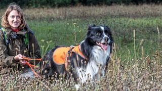 Annegret Grimm-Seyfarth mit Artenspürhund „Zammy“, einem Border Collie. (Bild: André Künzelmann / UFZ)