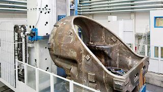 Rund 80 t schwere Maschinenträger aus hochwertigem Guss für Windkraftanlagen werden auf einem Bohrwerk in zwei Aufspannungen mechanisch komplett bearbeitet. Darunter eine Lagerbohrung mit einem Durchmesser von 3200 mm innerhalb der Toleranz H7. Bild: Pama (Archiv: Vogel Business Media)