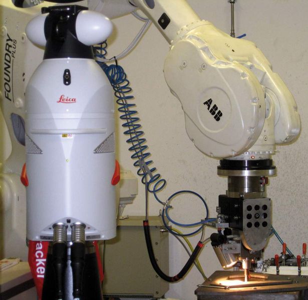 Bild 2: Lasertracker beim Vermessen der inkrementalen Kunststoffumformung mit einem Roboter. (Archiv: Vogel Business Media)