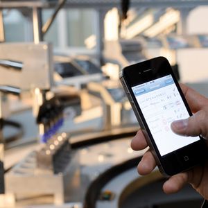 Zukunftsvision: Die Fabrik per Handy-App steuern.(Bild:  Fraunhofer-IAO)