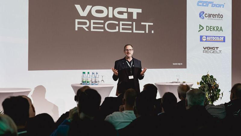 Juristische Besonderheiten bei der Reparatur von Elektrofahrzeugen waren das Thema von Christian Heid, Rechtsanwalt und Niederlassungsleiter Kanzlei Voigt in Frankfurt. (Bild: Stefan Bausewein)