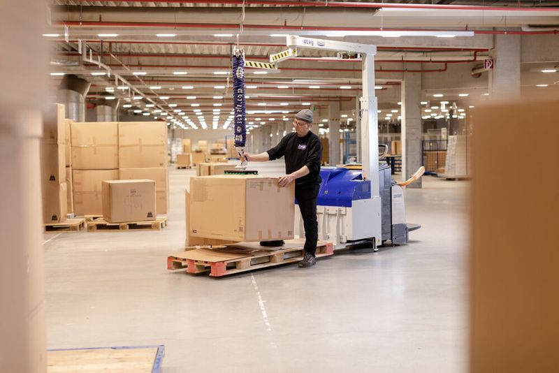 Der relativ neue und nicht zuletzt mobile Jumboflex Picker von Schmalz kommt zu den schweren Lasten bei JYSK, um sie kräfteschonend auf Paletten zu bugsieren.  (Bild: Schmalz / M. Wagenhan)