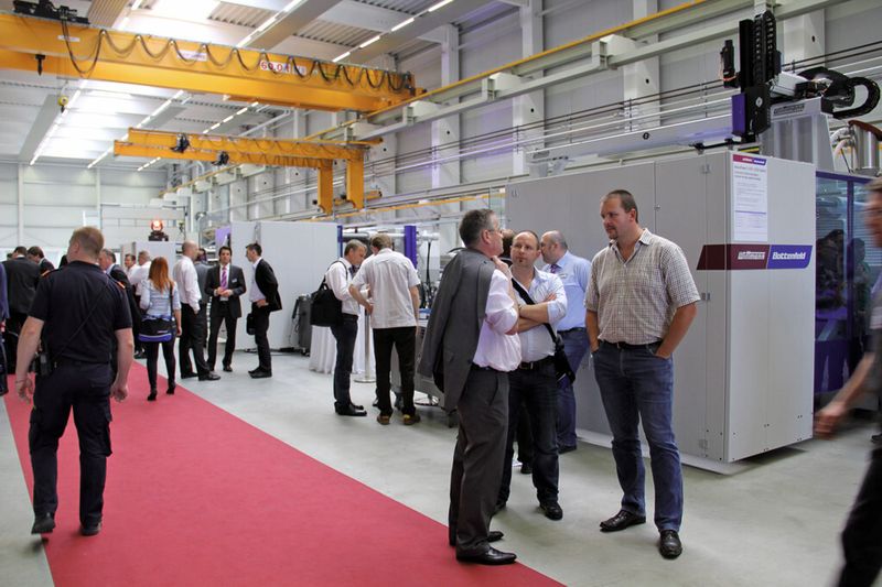 Die Kompetenztage bei Wittmann Battenfeld zeigten Spritzgießtechnik und ließen einen Blick in die neue Montagehalle für Großmaschinen zu. (Bild: Wittmann Battenfeld)