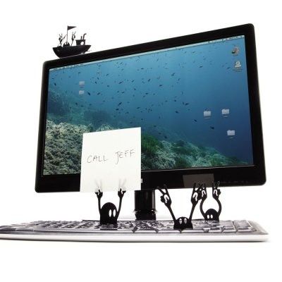 Ebenfalls bei www.monterzeug.de gibt es die Piraten-Zettelhalter für Tastaturen (9,95 Euro).  ( www.monsterzeug.de)