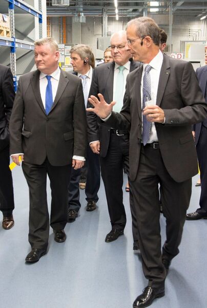 Auch der neue Vorstandsvorsitzde weiß schon mit Politikern umzugehen. Dr. Schulz mit Bundesgesundheitsminister Hermann Gröhe und Volker Kauder, Vorsitzender der CDU/CSU-Bundestagsfraktion, bei der Einweihung der Innovation Factory im Jahr 2015. (Aesculap)