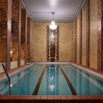 Der Pool im dritten Stock wird für Schwimmkurse genutzt. Er kann auch für private Veranstaltungen gemietet werden.  (Foto: Katri Lehtola / Keksi Agency)