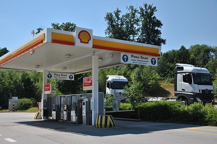 Hinter vielen Serviceleistungen des Passauer Betriebes steckt ausgefeilte Technik. Der neuste Clou: die automatische Reifenprüfanlage. (Foto: Kampfmann)
