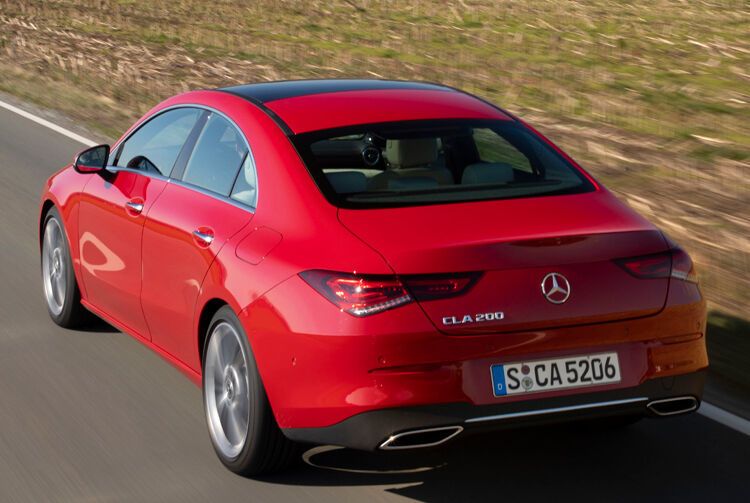 Das Designteam um Chef-Gestalter Gorden Wagener hat sich entschlossen, das Heck des CLA dem Coupé-Design der teuren E- oder S-Klasse-Modelle anzupassen. (Mercedes)
