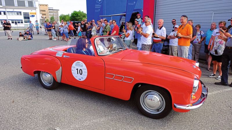 Vorbei am Oldtimer-begeisterten Publikum: Ute Pertel und Uwe Frech im Wartburg 313/1 Sport, Bj. 1958. (Bild: Zietz/»kfz-betrieb«)