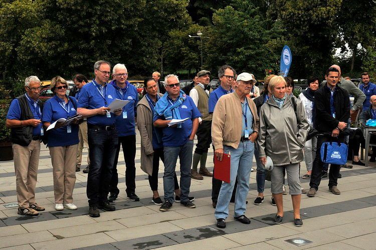 Vor dem Start wurden die Teams in die Streckenführung und die Rallyeregeln eingeführt. (Zietz /»kfz-betrieb«)