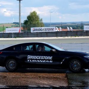 Die Seitenneigung zeigt die Fahrdynamik – doch der Turanza 6 bietet auf Nässe erstaunlich viel Grip.(Bild:  Rosenow – »kfz-betrieb«)