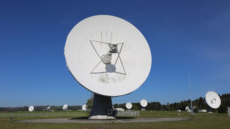 Das Nationale Raumfahrtkontrollzentrum (GSOC) des DLR wird die Mission Artemis II mit der Antennenbodenstation in Weilheim unterstützen. Sie empfängt die Signale der Orion und verfolgt das Raumschiff während seines Fluges um den Mond von der Erde aus. (Bild: DLR)